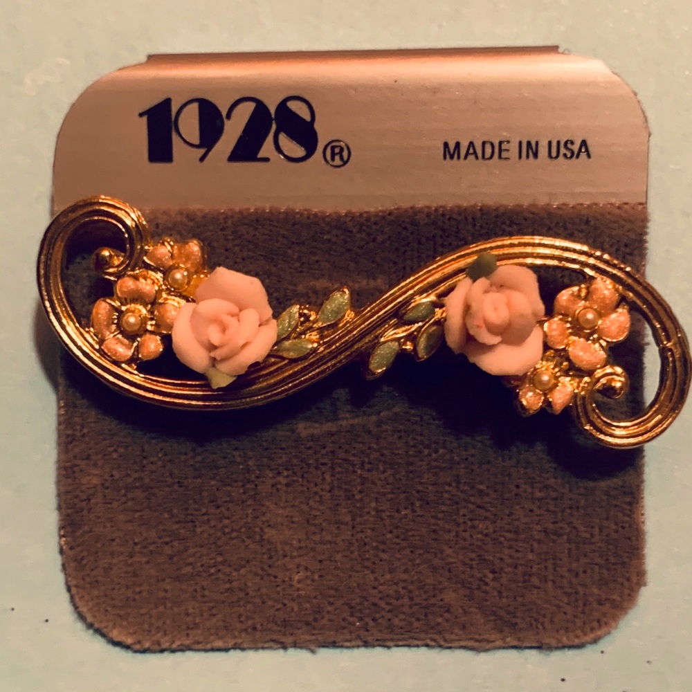 🌹Vintage 1928 Co. Porcelain Brooch🌹